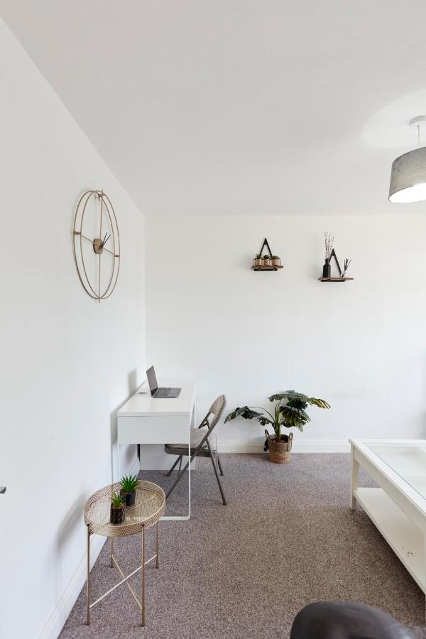 Spacious Close To Centre Location *