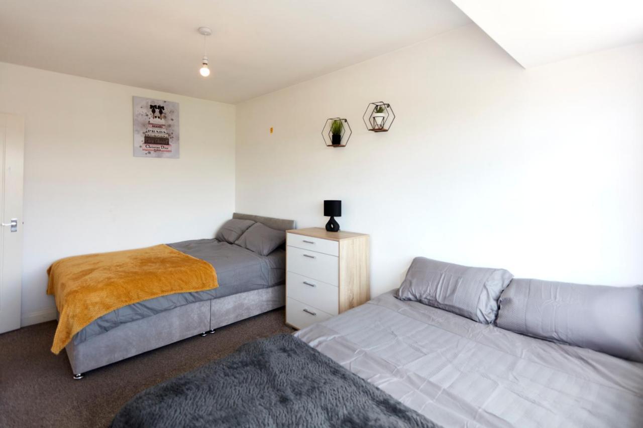 Spacious Close To Centre Location Apartment *