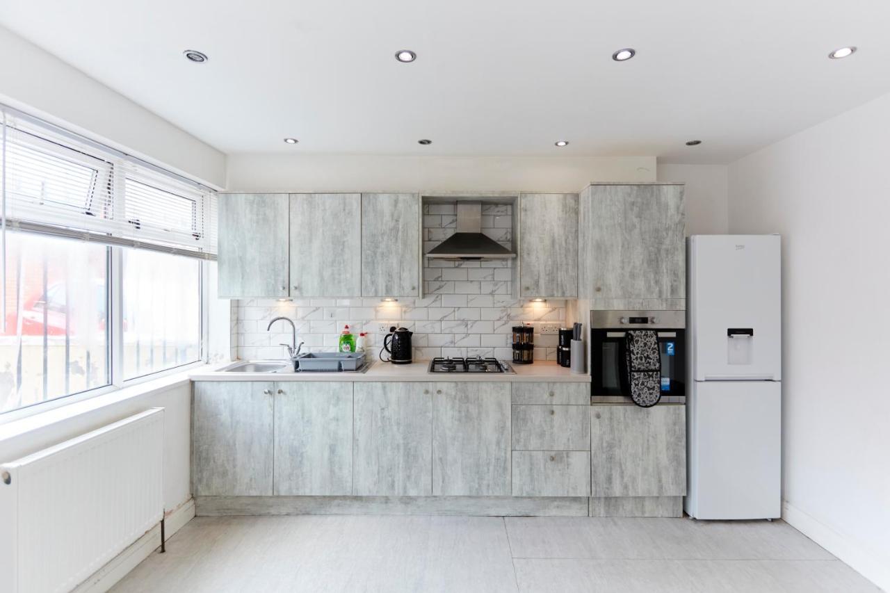 Spacious Close To Centre Location *