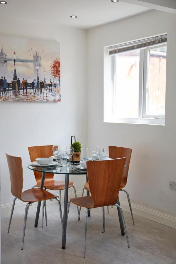 Spacious Close To Centre Location *