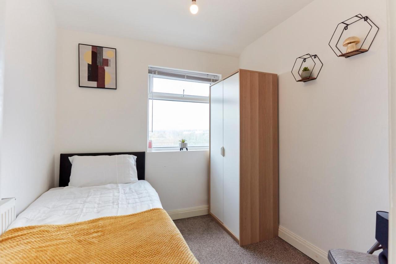 Spacious Close To Centre Location